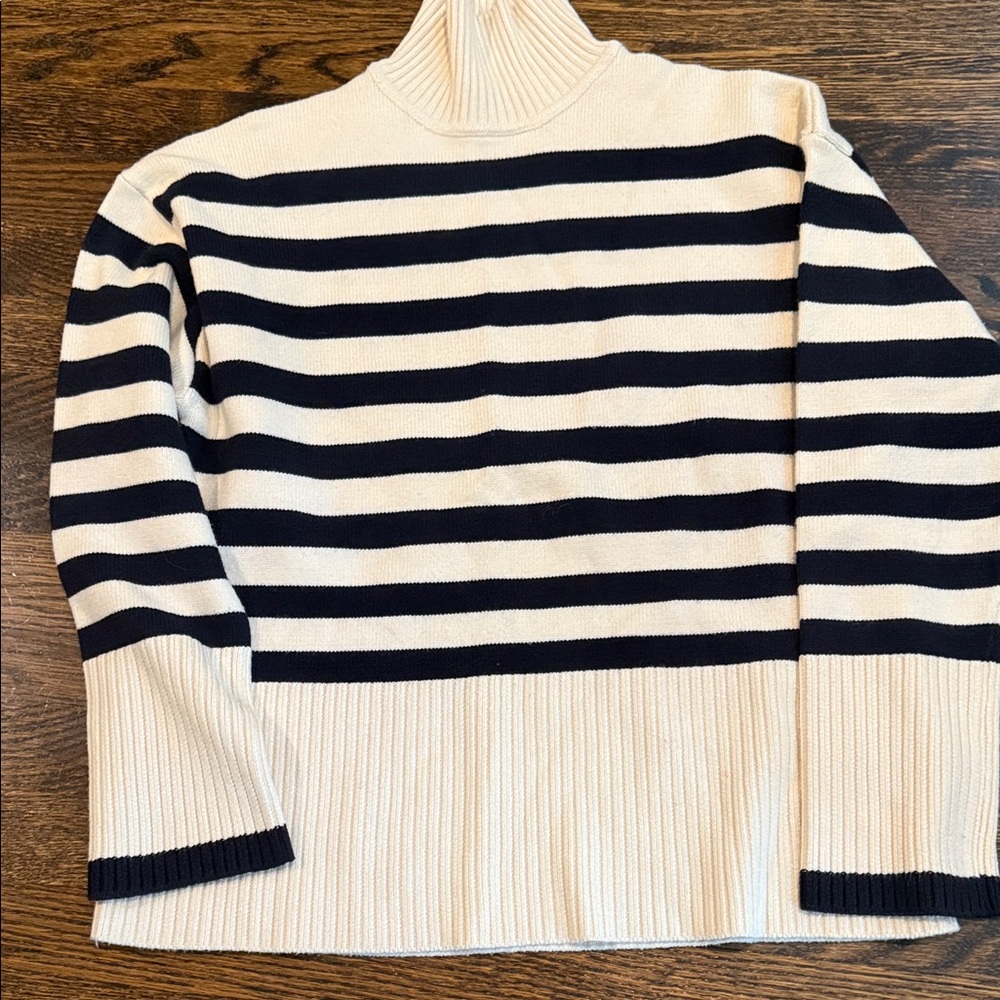 Zara Striped navy and White womens  Sweater. Xs
